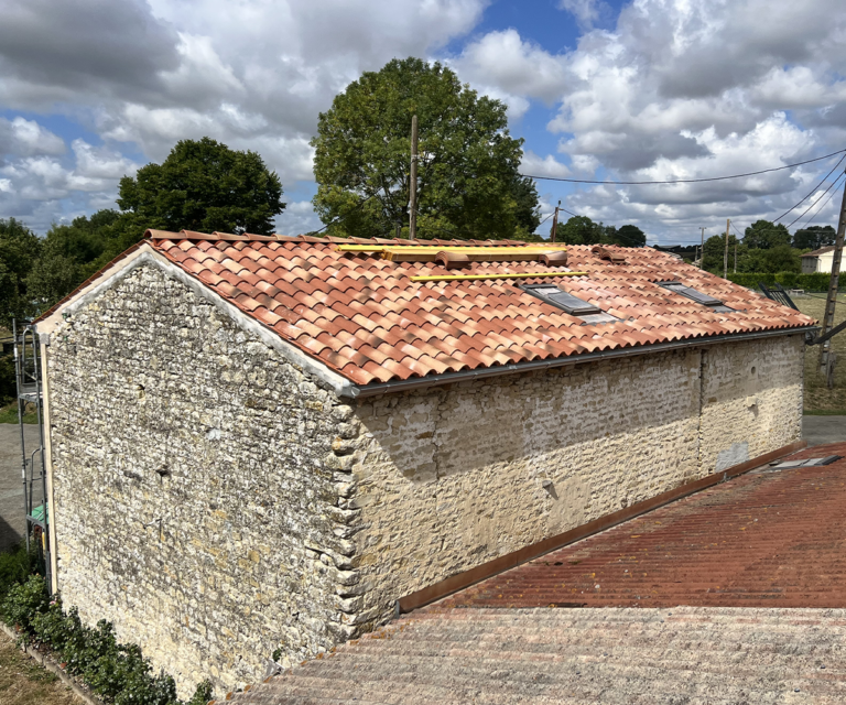 Entretien et travaux de toiture à Puy-du-Lac, proche de La Rochelle, Ile de Ré, Ile d'Aix