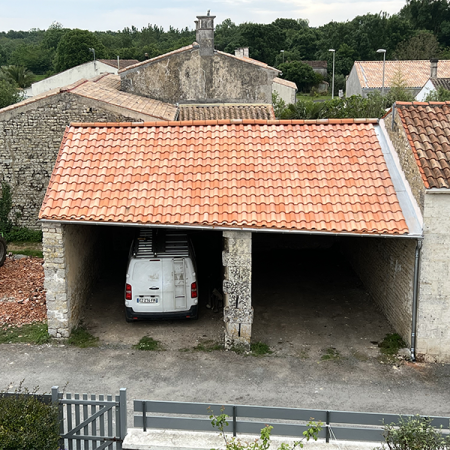 Pose de tuiles par artisan en couverture Puy-du-Lac